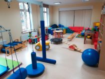 Mobilna podłoga zachęca       i wspiera dzieci w Poradni.